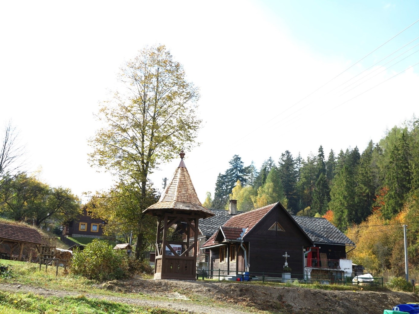 Kaplnka sv. Barbory, pred ňou  Banská zvonička